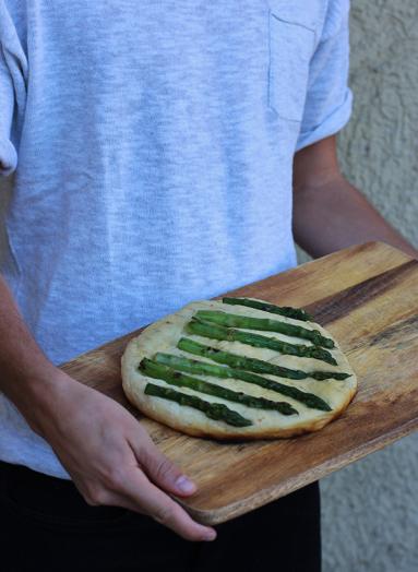 Zdjęcie - Focaccia z grilla ze szparagami - Przepisy kulinarne ze zdjęciami