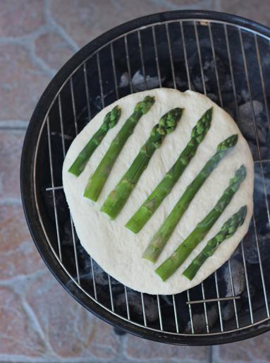 Zdjęcie - Focaccia z grilla ze szparagami - Przepisy kulinarne ze zdjęciami