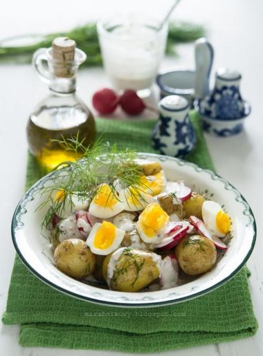 Zdjęcie - Młode ziemniaki z jajkiem i koperkiem w lekkim sosie jogurtowym - Przepisy kulinarne ze zdjęciami