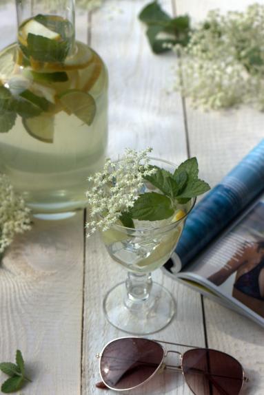 Zdjęcie - Lemoniada z kwiatów czarnego bzu - Przepisy kulinarne ze zdjęciami