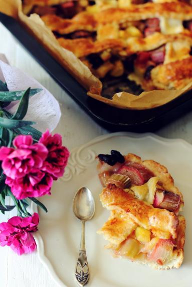 Zdjęcie - Kokosowe ciasto z rabarbarem, ananasem i żurawiną - Przepisy kulinarne ze zdjęciami