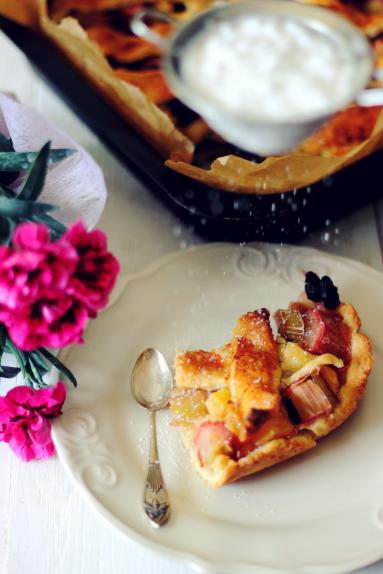 Zdjęcie - Kokosowe ciasto z rabarbarem, ananasem i żurawiną - Przepisy kulinarne ze zdjęciami