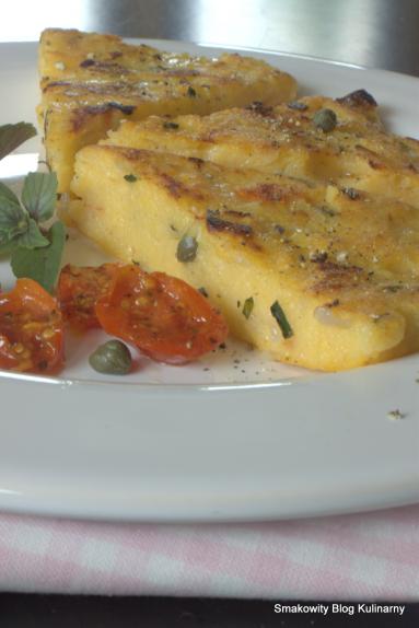 Zdjęcie - Polenta z suszonymi pomidorami i ziołami - Przepisy kulinarne ze zdjęciami