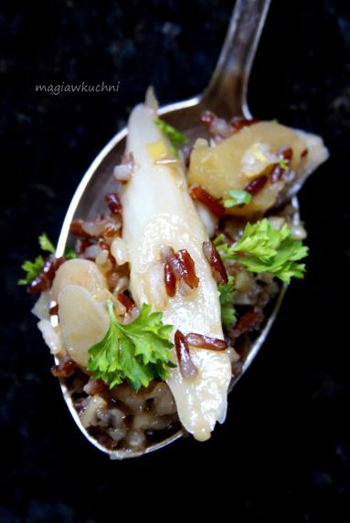 Zdjęcie - Risotto szparagowe z czerwonym ryżm i jabłkiem - Przepisy kulinarne ze zdjęciami