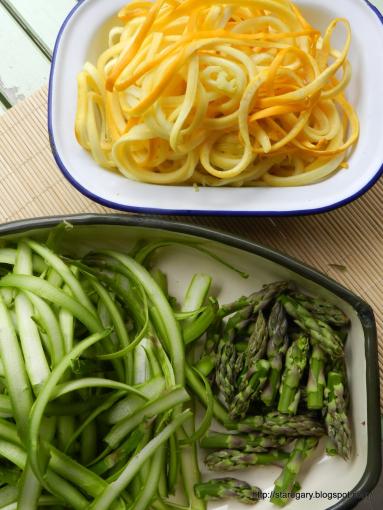 Zdjęcie - Cukiniowe spaghetti z zielonymi szparagami - Przepisy kulinarne ze zdjęciami