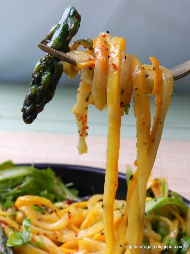 Zdjęcie - Cukiniowe spaghetti z zielonymi szparagami - Przepisy kulinarne ze zdjęciami