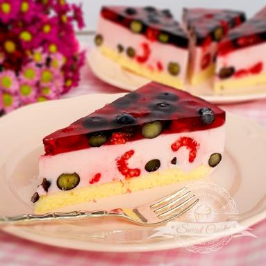 Zdjęcie - Lekki tort jagodowo-malinowy - Przepisy kulinarne ze zdjęciami