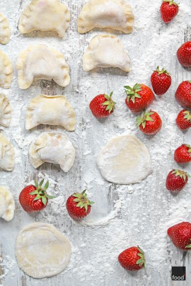 Zdjęcie - Pierogi z truskawkami - Przepisy kulinarne ze zdjęciami