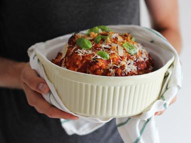 Zdjęcie - Pieczony kalafior w sosie pomidorowym - Przepisy kulinarne ze zdjęciami