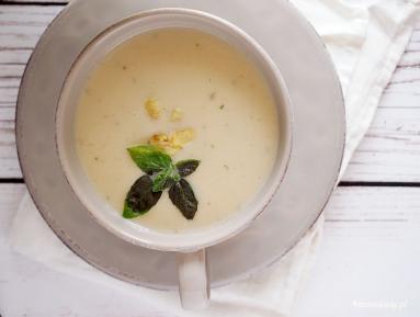 Zdjęcie - Kremowa zupa z pieczonego kalafiora, szparagów i brie / Creamy roasted cauliflower, asparagus and brie soup - Przepisy kulinarne ze zdjęciami
