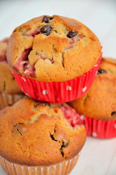 Zdjęcie - Muffinki z truskawkami i czekoladą - Przepisy kulinarne ze zdjęciami