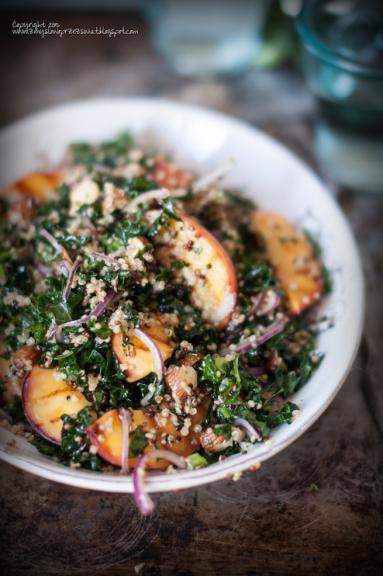 Zdjęcie - Sałatka z quinoa, jarmużem i grillowanymi brzoskwiniami (Quinoa, kale and grilled peaches salad). - Przepisy kulinarne ze zdjęciami