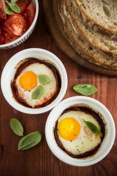 Zdjęcie - Jajka z chorizo zapiekane w kokilkach - Przepisy kulinarne ze zdjęciami