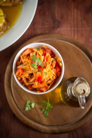 Zdjęcie - Surówka z marchewki i papryki z czosnkowym winegretem - Przepisy kulinarne ze zdjęciami
