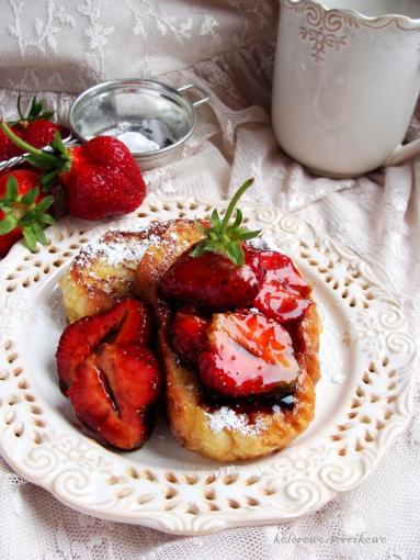 Zdjęcie - Tosty francuskie z macerowanymi truskawkami - Przepisy kulinarne ze zdjęciami
