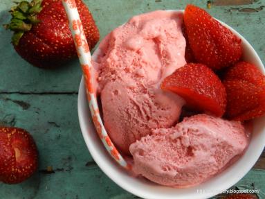 Zdjęcie - Lody truskawkowe na jogurcie - Przepisy kulinarne ze zdjęciami