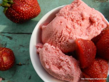 Zdjęcie - Lody truskawkowe na jogurcie - Przepisy kulinarne ze zdjęciami