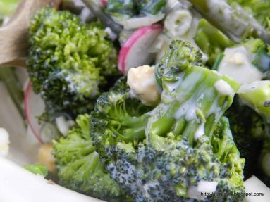 Zdjęcie - Sałatka z fasolki szparagowej i brokułów - Przepisy kulinarne ze zdjęciami