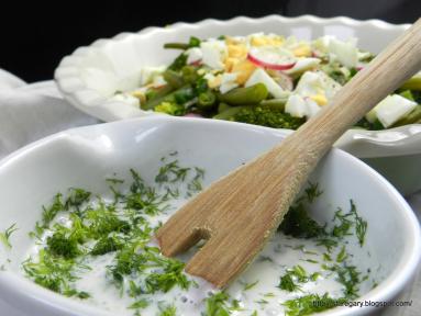 Zdjęcie - Sałatka z fasolki szparagowej i brokułów - Przepisy kulinarne ze zdjęciami
