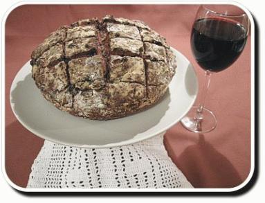 Zdjęcie - Weekendowa piekarnia #23 - Chleb na czerwonym winie z orzechami piniowymi i figami - Przepisy kulinarne ze zdjęciami