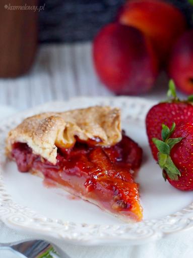 Zdjęcie - Rustykalna tarta z truskawkami i nektarynkami / Strawberry and nectarine galette - Przepisy kulinarne ze zdjęciami