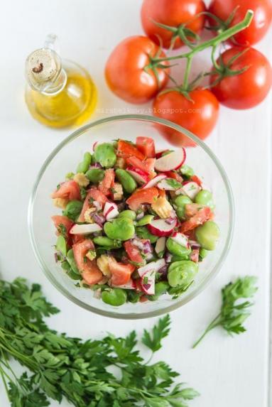 Zdjęcie - Sałatka z bobu i pomidorów (idealna na grilla) - Przepisy kulinarne ze zdjęciami