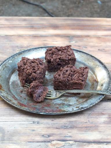 Zdjęcie - ciasto czekoladowe z budyniem i pijanymi wiśniami dla NieAlergika - Przepisy kulinarne ze zdjęciami