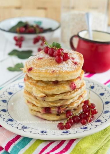 Zdjęcie - Owsiane pancakes z porzeczkami - Przepisy kulinarne ze zdjęciami