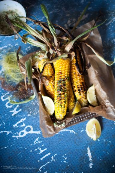 Zdjęcie - Grillowana kukurydza z masłem ziołowo - limonkowym (Grilled sweetcorn with lime, chilli and mint butter). - Przepisy kulinarne ze zdjęciami
