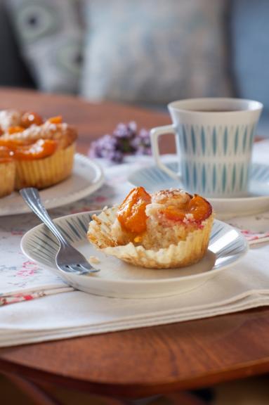Zdjęcie - Jogurtowe babeczki z morelami - Przepisy kulinarne ze zdjęciami