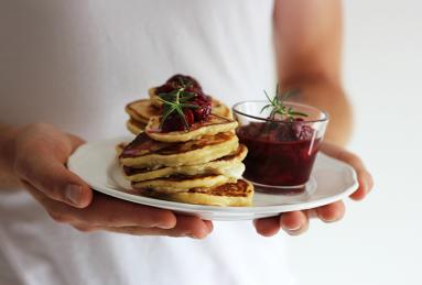 Zdjęcie - Śniadanie do łóżka #191: Placuszki "cztery sery" z karmelizowanymi wiśniami - Przepisy kulinarne ze zdjęciami