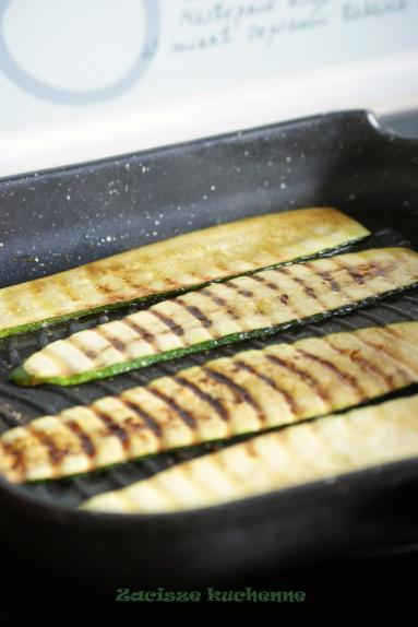 Zdjęcie - Cukinia grillowana nadziewana serkiem - Przepisy kulinarne ze zdjęciami
