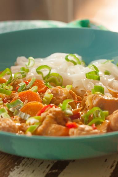 Zdjęcie - Curry z łososiem i makaronem ryżowym - Przepisy kulinarne ze zdjęciami
