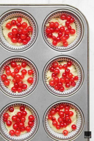 Zdjęcie - Babeczki z czerwoną porzeczką pod bezową pierzynką - Przepisy kulinarne ze zdjęciami