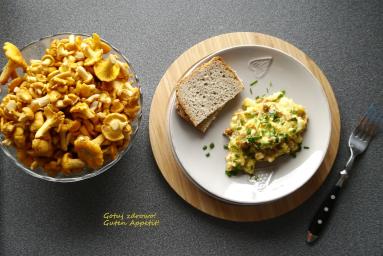 Zdjęcie - Jajecznica z kurkami - Przepisy kulinarne ze zdjęciami