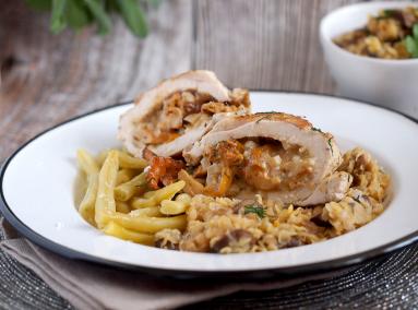 Zdjęcie - Piersi kurczaka nadziewane kurkami i mozzarellą / Chicken breasts stuffed with chanterelles and mozzarella - Przepisy kulinarne ze zdjęciami