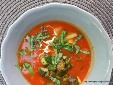 Zdjęcie - Zupa ze świeżych pomidorów i cukinii - Przepisy kulinarne ze zdjęciami