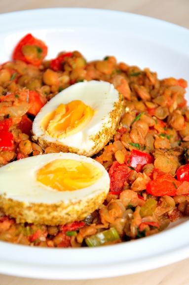 Zdjęcie - Sałatka z soczewicy z jajkami w za'atarze - Przepisy kulinarne ze zdjęciami