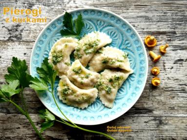Zdjęcie - Pierogi z kurkami i pietruszkowym masłem - Przepisy kulinarne ze zdjęciami