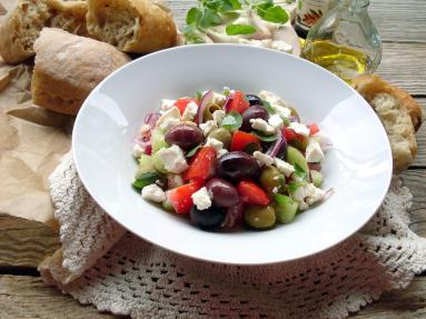 Zdjęcie - Sałatka grecka nieco  inaczej - Przepisy kulinarne ze zdjęciami