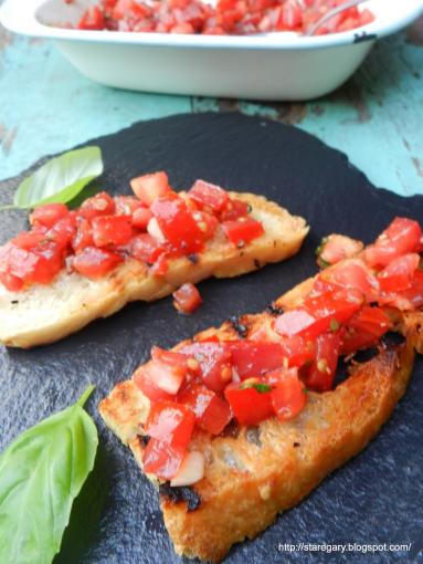 Zdjęcie - Włoska grzanka czyli bruschetta z pomidorami - Przepisy kulinarne ze zdjęciami