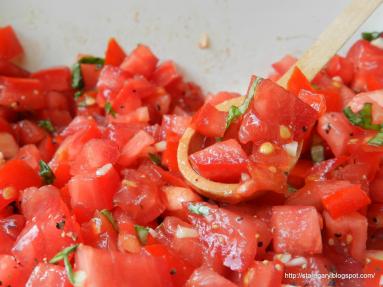 Zdjęcie - Włoska grzanka czyli bruschetta z pomidorami - Przepisy kulinarne ze zdjęciami