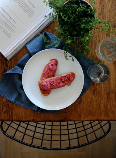 Zdjęcie - Śniadanie do łóżka #195: Grzanka z malinowym twarożkiem i boczkiem - Przepisy kulinarne ze zdjęciami