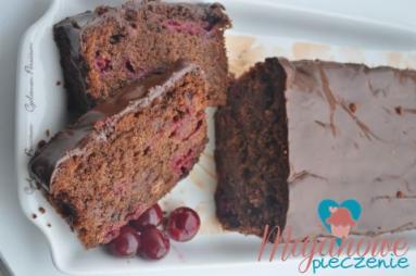 Zdjęcie - Soczyste ciasto czekoladowe z wiśniami - Przepisy kulinarne ze zdjęciami