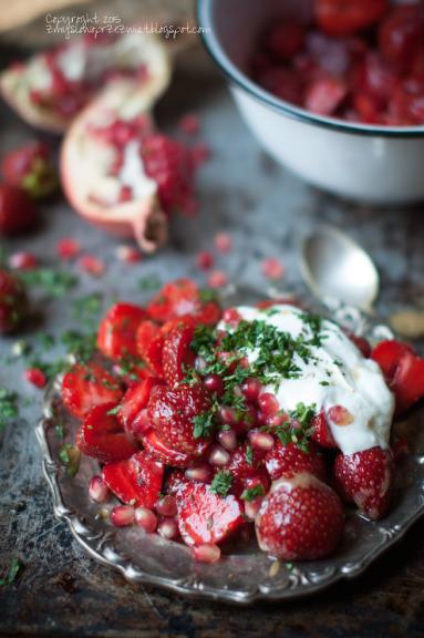 Zdjęcie - Sałatka z truskawkami i granatem (Strawberries and pomegranate salad). - Przepisy kulinarne ze zdjęciami