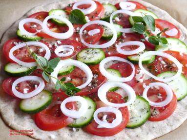 Zdjęcie - Pizza z pomidorami i cukinią - Przepisy kulinarne ze zdjęciami