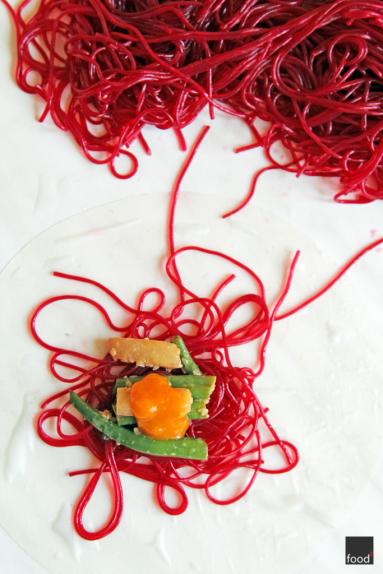Zdjęcie - Sakiewki z makaronem buraczanym, zieloną fasolką, kalarepą i chutneyem morelowym - Przepisy kulinarne ze zdjęciami