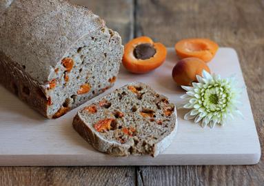 Zdjęcie - Chleb z morelami na zakwasie - Przepisy kulinarne ze zdjęciami