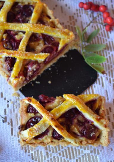 Zdjęcie - Krucha tarta z wiśniami i  marcepanem - Przepisy kulinarne ze zdjęciami