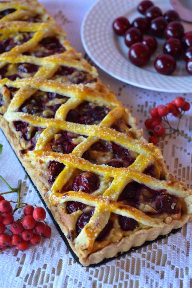 Zdjęcie - Krucha tarta z wiśniami i  marcepanem - Przepisy kulinarne ze zdjęciami